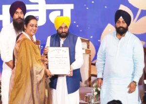 ਕਰਮਗੜ੍ਹ ਦੇ ਸਰਕਾਰੀ ਹਾਈ ਸਕੂਲ ਕਰਮਗੜ੍ਹ ਦੀ ਮੁੱਖ ਅਧਿਆਪਕਾ ਡਿੰਪਲ ਵਰਮਾ ਨੂੰ ਸਟੇਟ ਐਵਾਰਡ ਨਾਲ ਨਿਵਾਜਿਆ