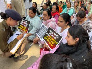 Congress ਨੇ ਔਰਤਾਂ ਦੇ ਬਕਾਇਆ 48 ਹਜ਼ਾਰ ਦੀ ਮੰਗ ਨੂੰ ਲੈ ਕੇ ਕੀਤਾ ਰੋਸ਼ ਪ੍ਰਦਰਸ਼ਨ, ਰਾਜਾ ਵੜਿੰਗ ਦੀ ਬੇਟੀ ਸਮੇਤ ਪੁਲਿਸ ਨੇ ਮਹਿਲਾਵਾਂ ਨੁੰ ਹਿਰਾਸਤ ‘ਚ ਲਿਆ