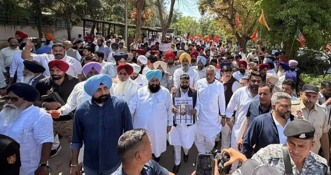 ਮੁੱਖ ਮੰਤਰੀ ਦੀ ਰਿਹਾਇਸ਼ ਘੇਰਣ ਜਾਂਦੇ ਪ੍ਰਦਰਸ਼ਨਕਾਰੀਆਂ ਨੂੰ ਪੁਲਿਸ ਨੇ ਹਿਰਾਸਤ ‘ਚ ਲਿਆ