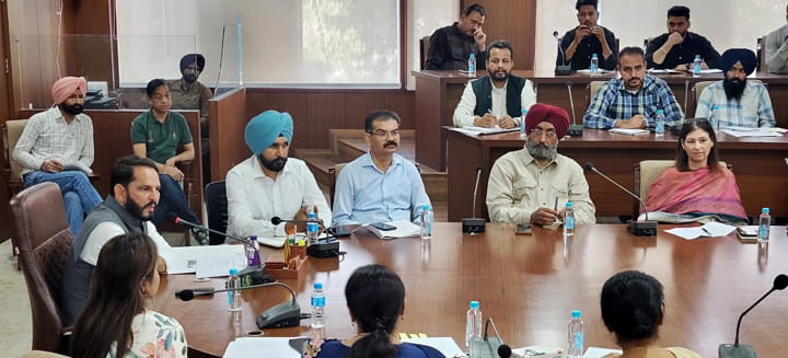 ਡਿਪਟੀ ਕਮਿਸ਼ਨਰ ਨੇ ਜ਼ਿਲ੍ਹੇ ਵਿੱਚ ਹਰੇਕ ਪਰਿਵਾਰ ਦੇ ਮੁੱਖ ਮੰਤਰੀ ਸਿਹਤ ਯੋਜਨਾ ਅਧੀਨ ਰਜਿਸਟ੍ਰੇਸ਼ਨ ਯਕੀਨੀ ਬਣਾਉਣ ਦੇ ਨਿਰਦੇਸ਼ ਦਿੱਤੇ