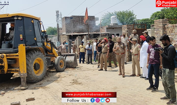‘ਯੁੱਧ ਨਸ਼ਿਆਂ ਵਿਰੁੱਧ’: ਸ੍ਰੀ ਮੁਕਤਸਰ ਸਾਹਿਬ ਵਿੱਚ ਨਸ਼ਾ ਤਸਕਰ ਵੱਲੋਂ ਗੈਰ ਕਾਨੂੰਨੀ ਤਰੀਕੇ ਨਾਲ ਬਣਾਈ ਇਮਾਰਤ ‘ਤੇ ਚੱਲਿਆ ਬੁਲਡੋਜ਼ਰ